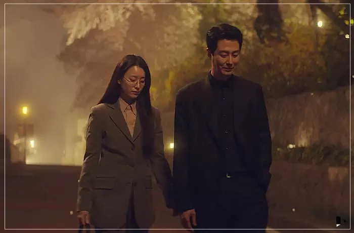 무빙-미현과-김두식-손을-잡고-걸어간다