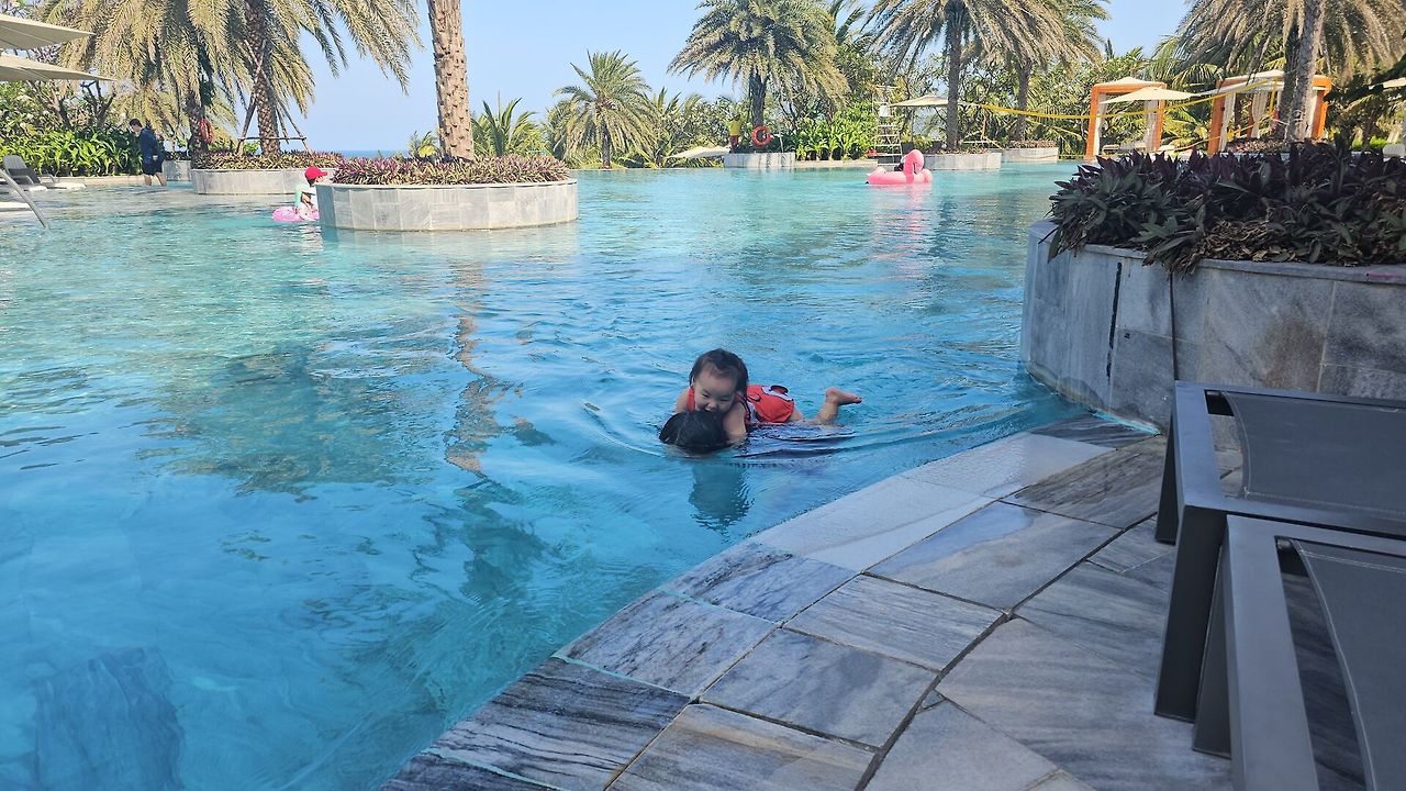 "나트랑 영아 키즈 돌봄 서비스 ❘ 물놀이까지 OK 베이비시터"