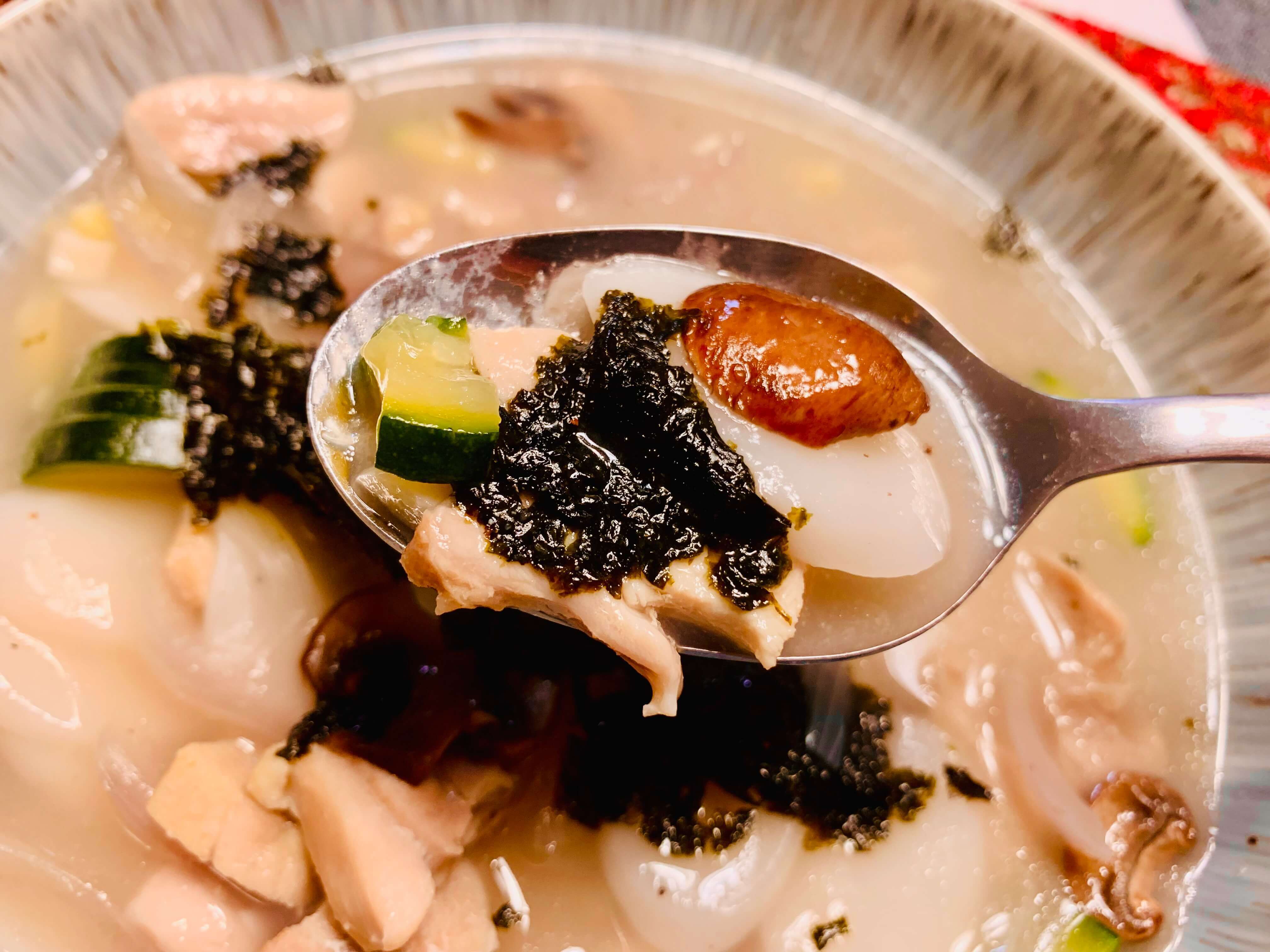 수저에-올린-떡국떡-버섯-애호박-닭-김이-보이는-모습