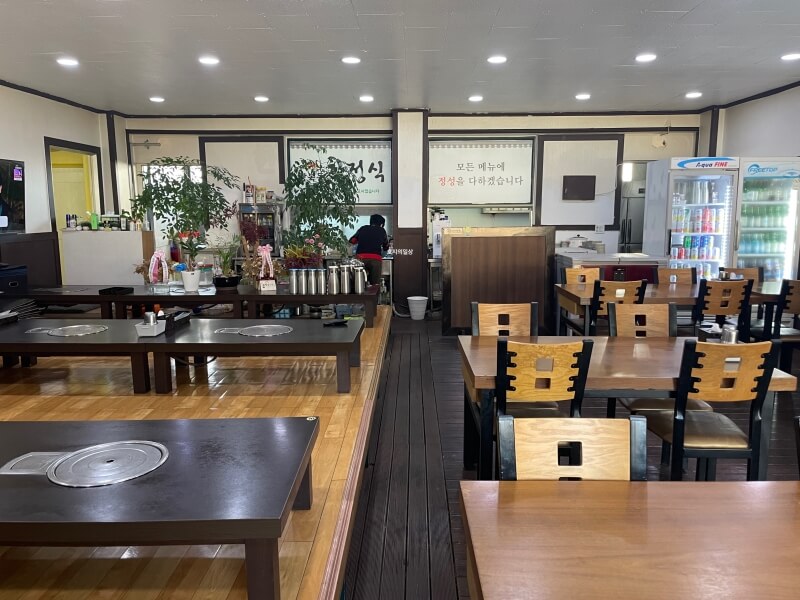 화성 정남 보통저수지 맛집 광복동 한정식 - 테이블 좌석
