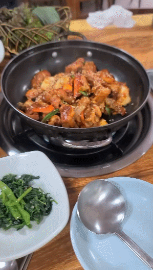 점심특선의 두루치기와 된장찌개 한상이 푸짐합니다