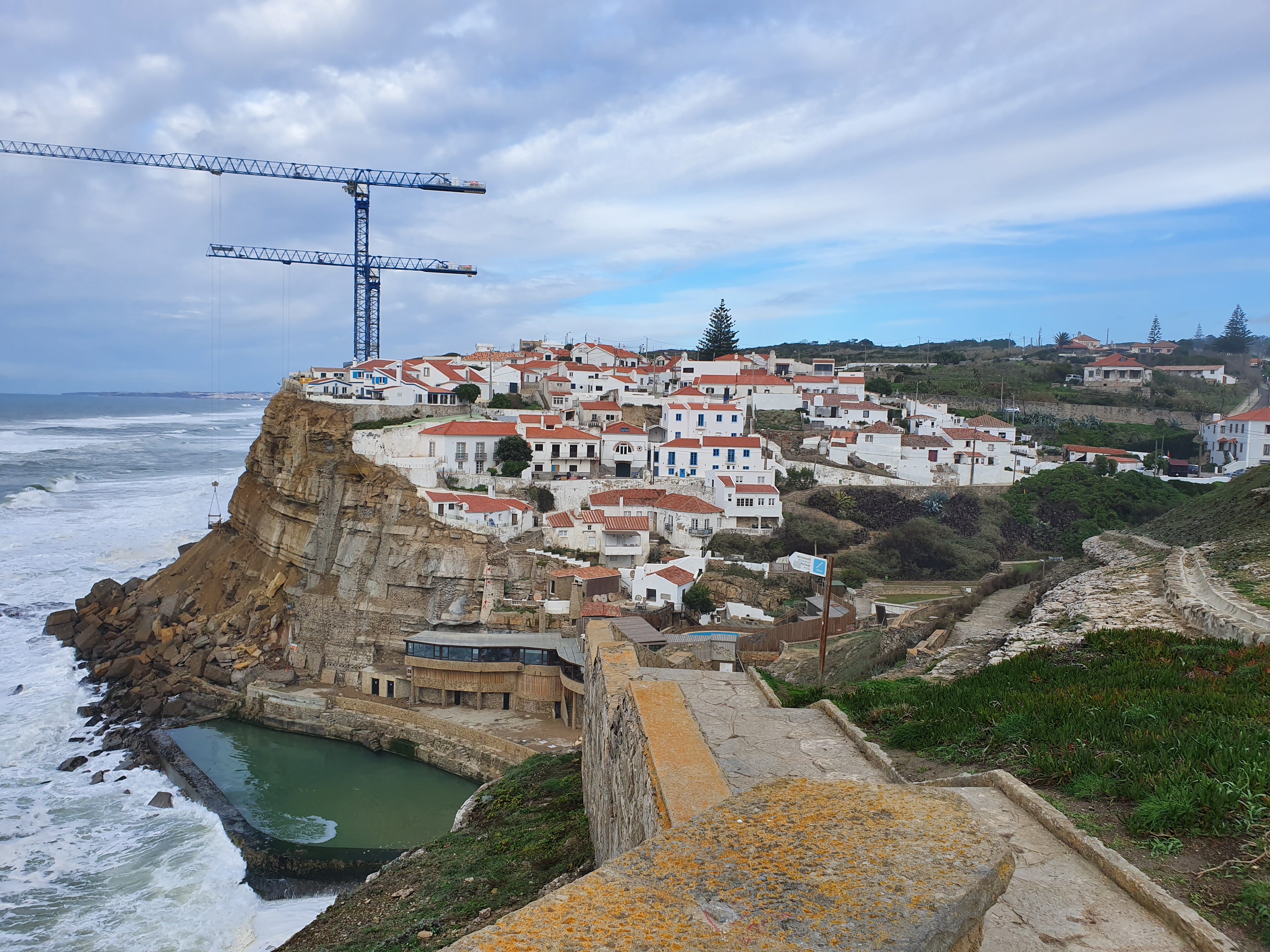 포르투갈 절벽 마을 아제냐스 두 마르의 하얀 집들과 대서양 풍경