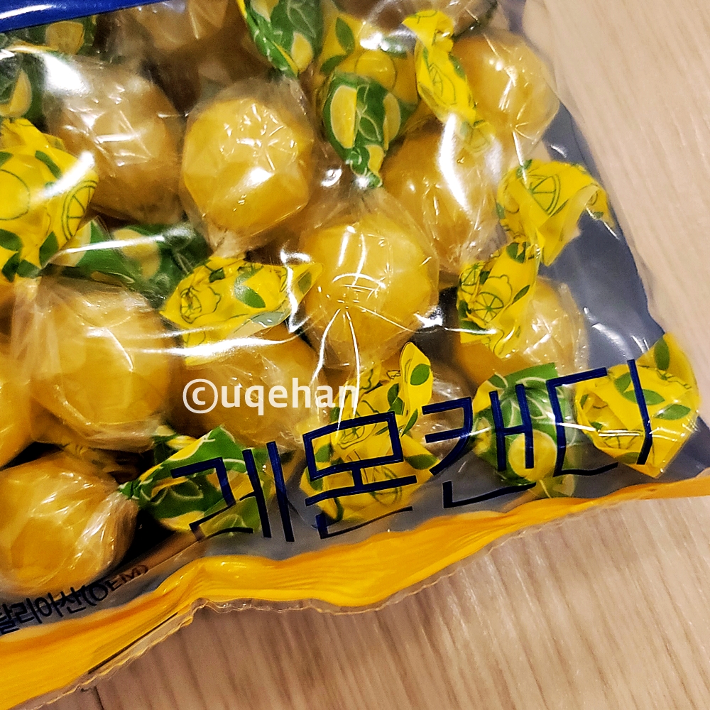 노브랜드 레몬캔디 하단에 제품내부가 보이고 레몬캔디라고 쓰여있다.