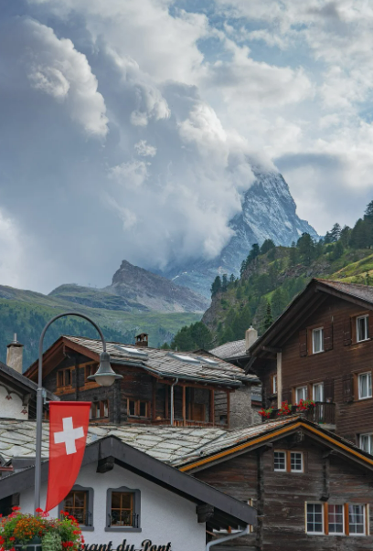 스위스의 '광기 어린 레이스': 돌고래를 들고 달리는 다소 이상한 전통