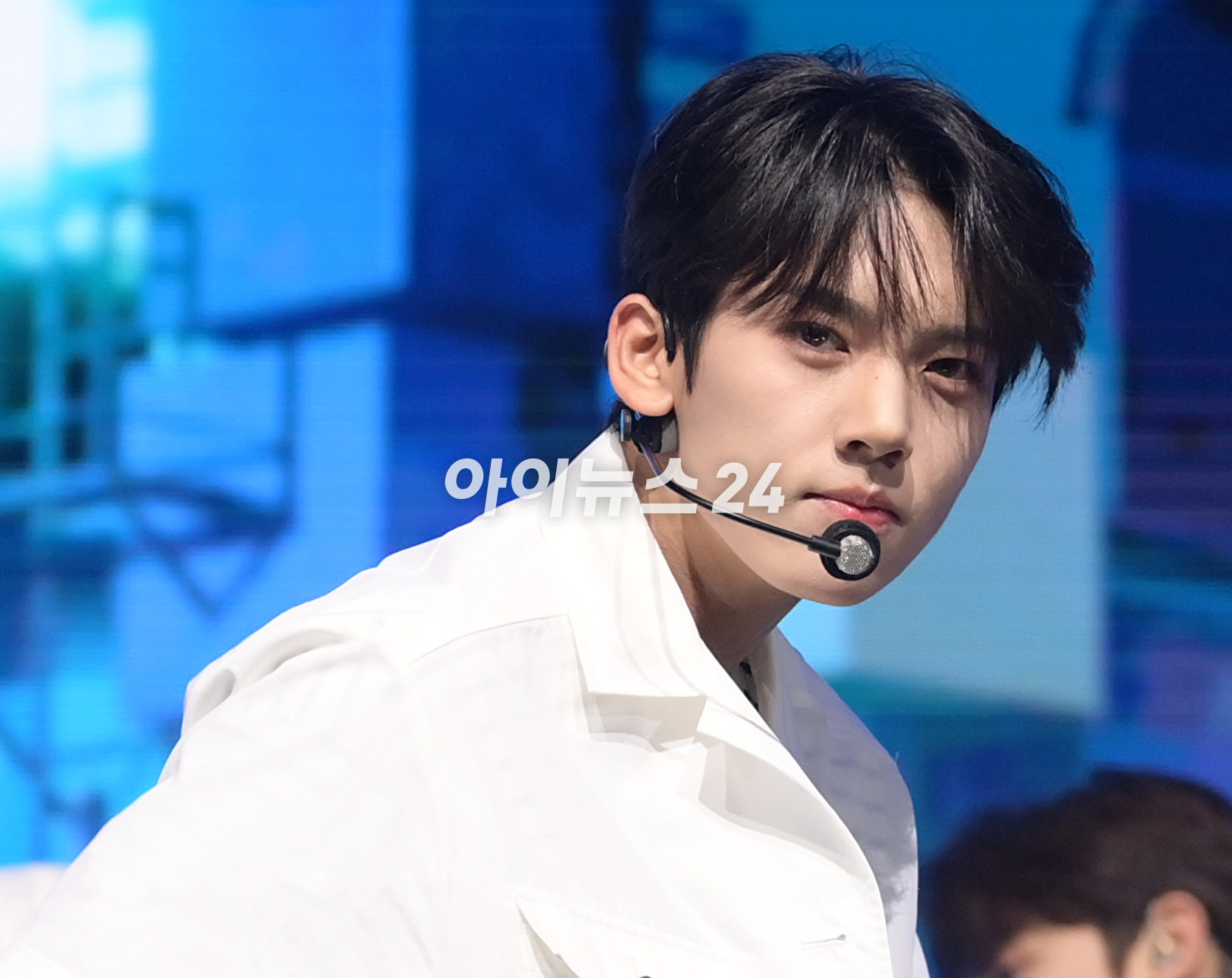 그룹 제로베이스원 한유진이 10일 오후 서울 광진구 광장동 예스24라이브홀에서 열린 제로베이스원(ZEROBASEONE) 데뷔 쇼케이스에서 멋진 무대를 선보이고 있다. [사진=정소희 기자]