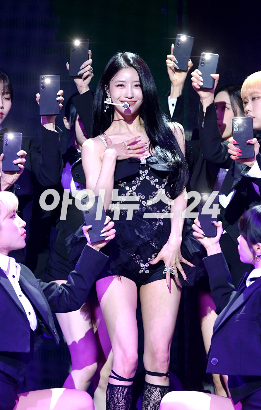 가수 미주가 17일 오후 서울 서교동 메세나폴리스에서 진행된 첫 번째 싱글 앨범 '무비 스타'(Movie Star) 솔로 데뷔 쇼케이스에 참석해 타이틀곡 '무비 스타' 무대를 선보이고 있다. [사진=정소희 기자]