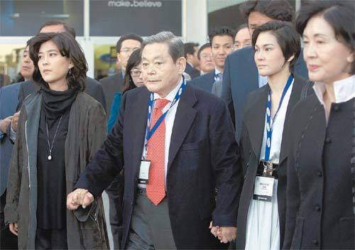 삼성 이건희 회장이 어릴 적 딸들 손을 잡고 있는 사진이 있는데요.