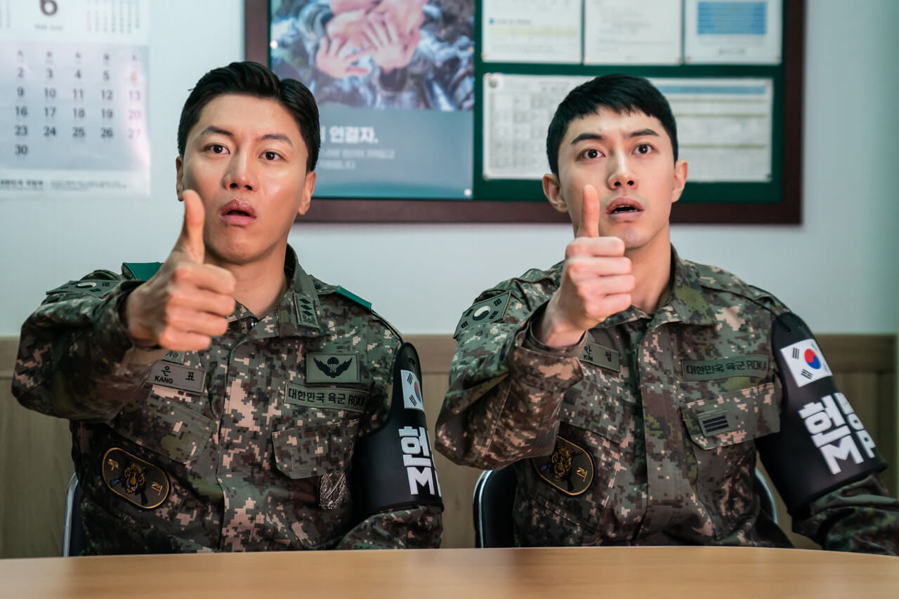 강대위와 만철이 엄지 손가락을 치켜 들고 대단하다는 표정을 짓고 있는 모습