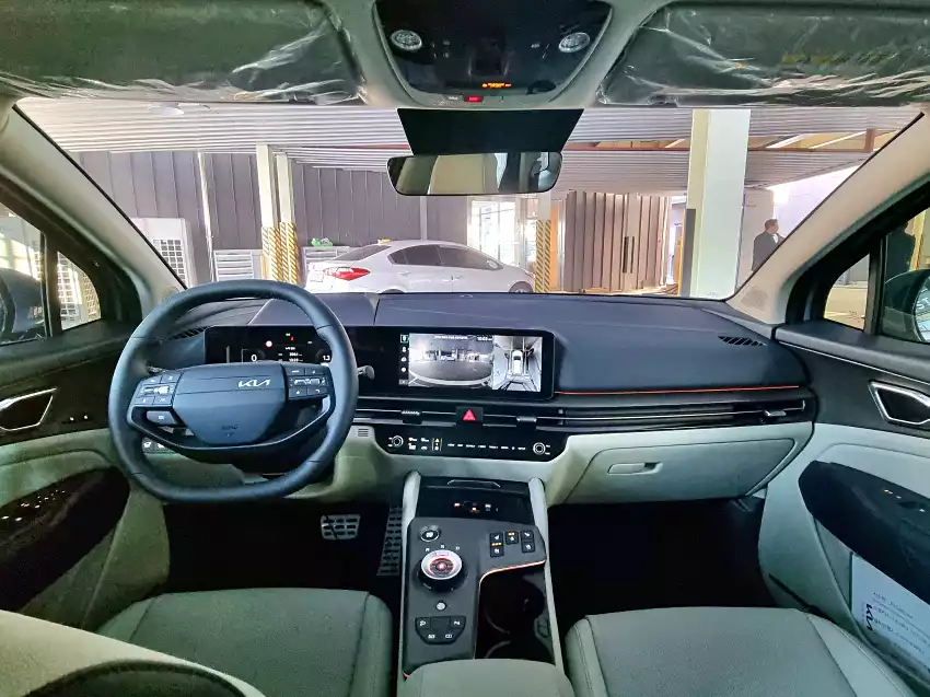 더 뉴 스포티지 하이브리드 실내입니다.