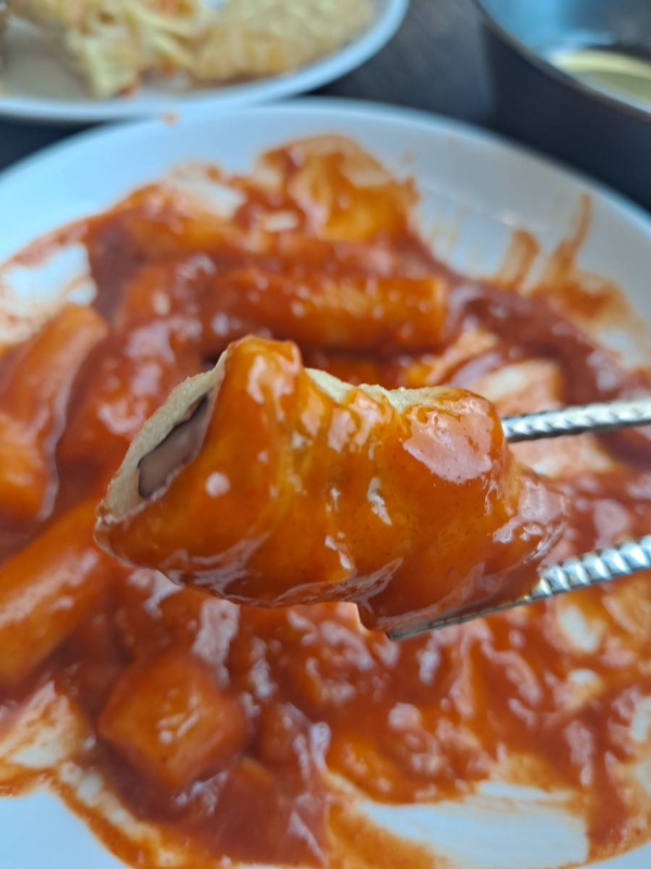 마지막 김말이 소스에 찍다