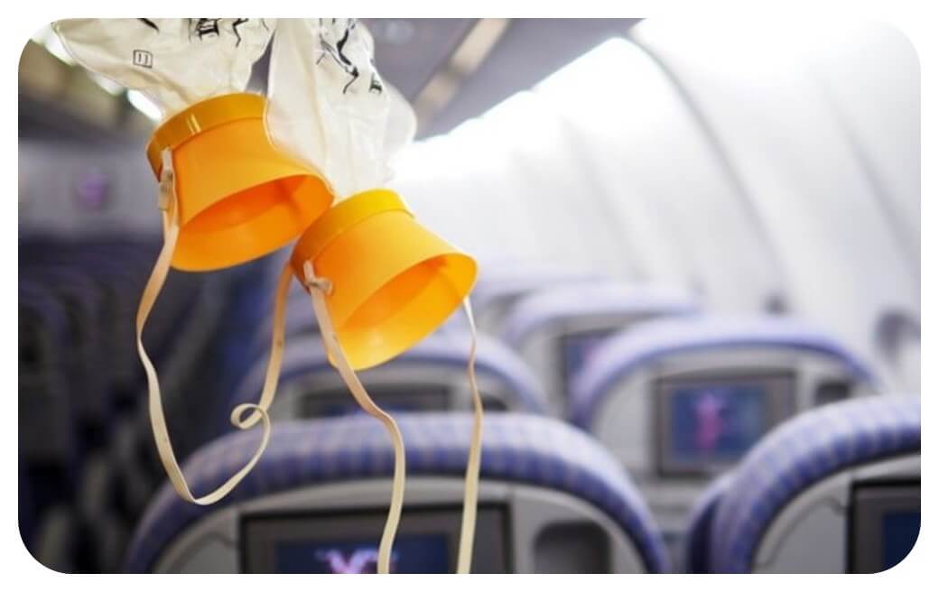 기내 산소마스크가 내려와 있는 상황의 사진