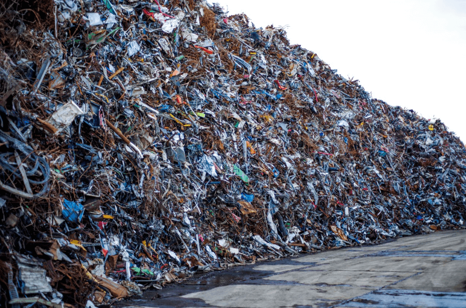 다양한 철 스크랩이 높게 쌓인 고철 야적장