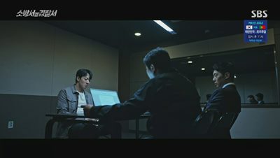 검사와 경찰에게 조사를 받고 있는 김래원의 모습입니다.