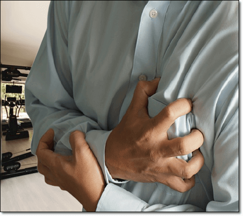 심장 통증을 느끼는 남성