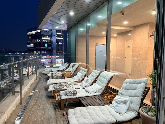 야외 테라스 자리 2