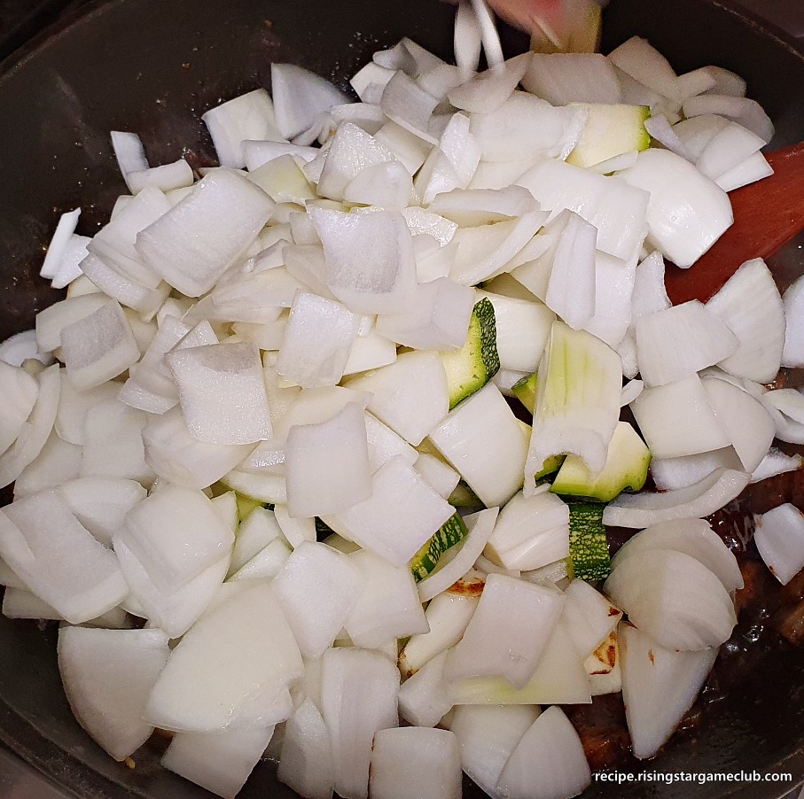 짜장밥을 하기 위해서 양파와 호박을 팬에 넣는 사진