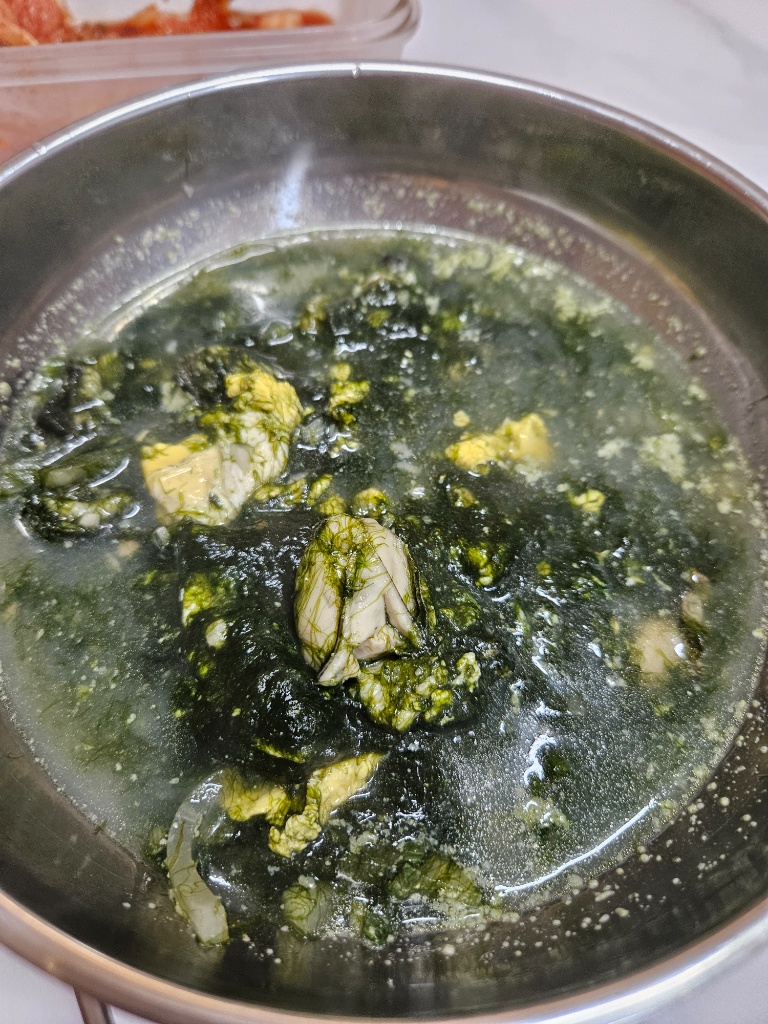 뚝배기에 정갈하게 담긴 뜨끈한 굴 요리 완성 사진