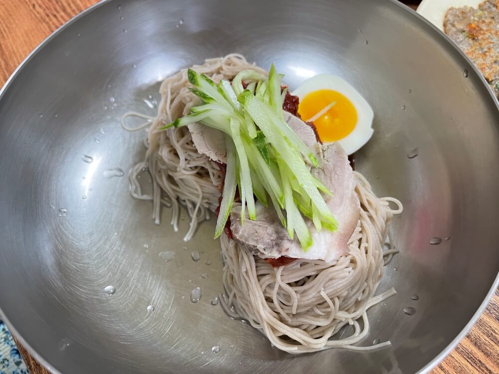 춘천-신흥막국수-촌스러워-보이는-순메밀-막국수