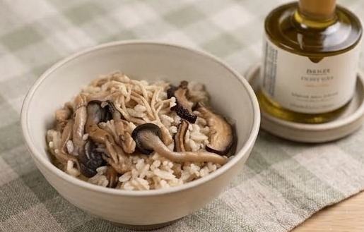 트러플 오일 한 방울의 마법. 킨토 볼에 담아낸 버섯 솥밥은 그 자체로 근사한 위로가 됩니다.