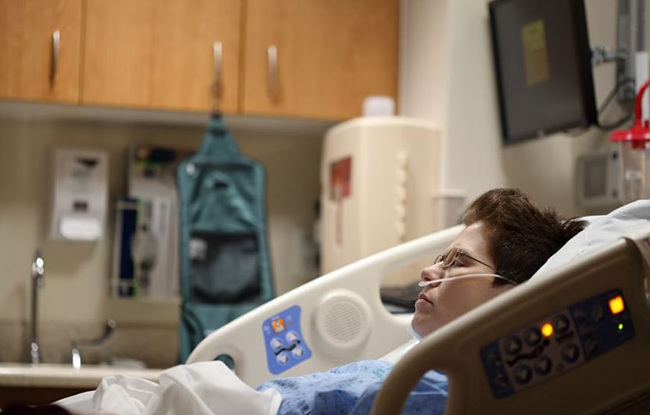 병원에 누워있는 환자 사진, unsplash제공