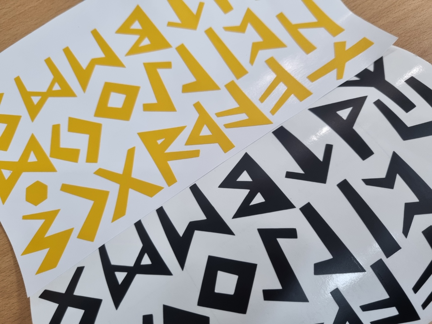 노란색과 검정색의 룬 기호 /by Sa-ha