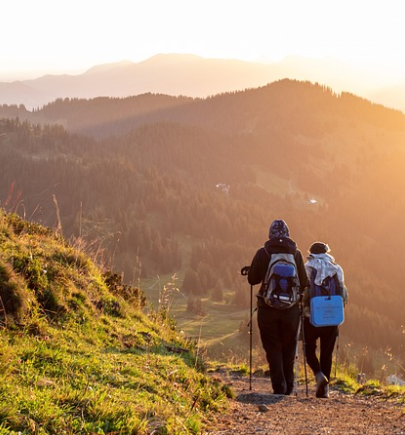 남녀가 등산하는 사진