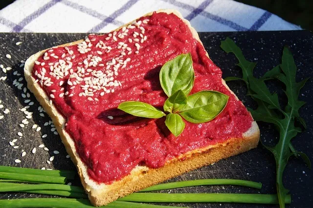 빵에 비트잼을 발라 먹음