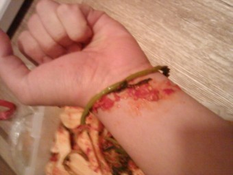 염주를-차고있는-손목에-가시나무로-피가-나있는-모습