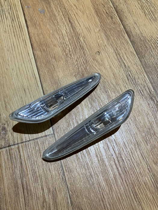 하루가 지난 뒤 투명도가 회복된 두 개의 사이드 마커를 나란히 놓은 모습