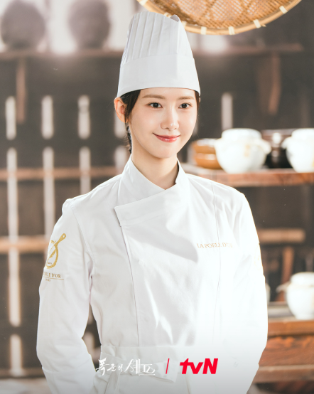 임윤아 배우님이 요리 복장을 착용한 모습 (사진 출처:tvN)