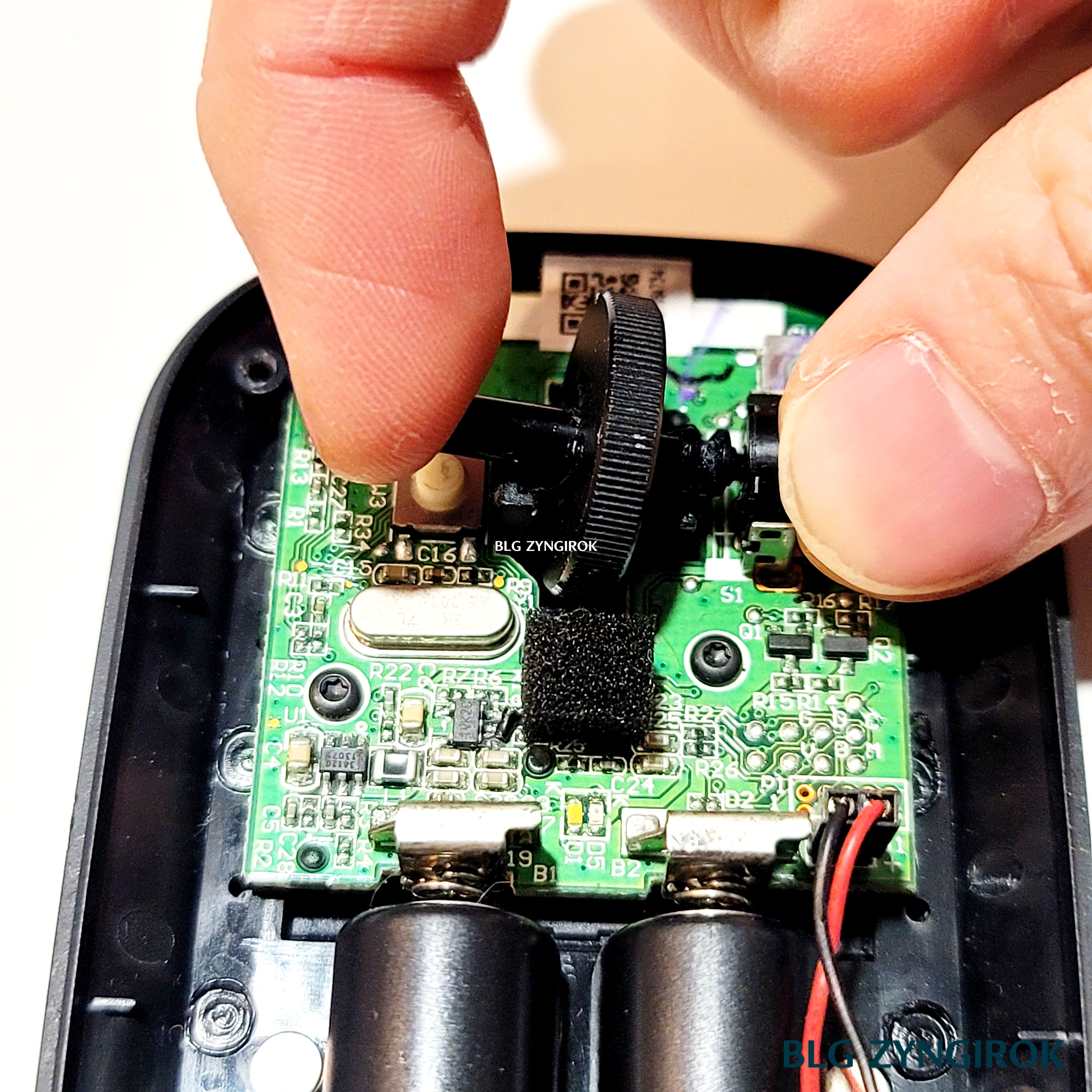 MS Design Mouse 휠 분리를 위해 손으로 살짝 들어 올렸다