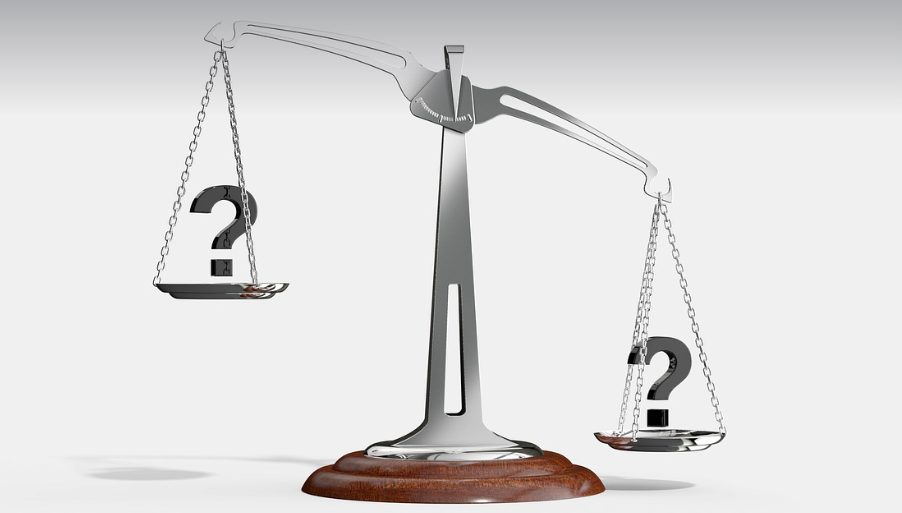 추에서 두가지의 무게를 비교하는 모습