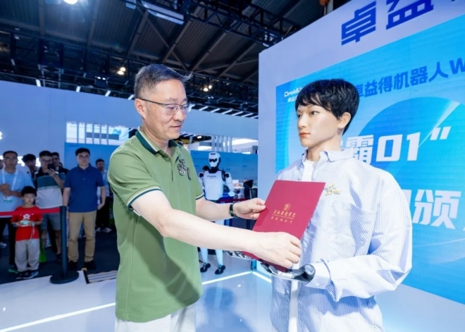 중국 최초 박사과정 입학한 휴머노이드 로봇(오른쪽).