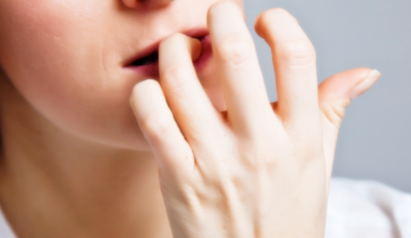 손톱물어뜯는사람 사진입니다.