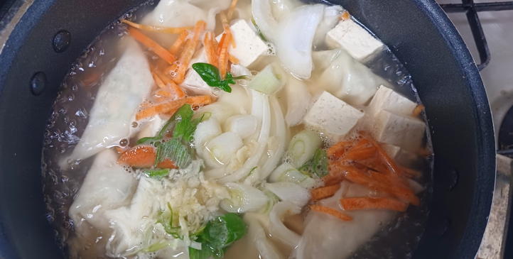 다진 마늘과 야채 넣기