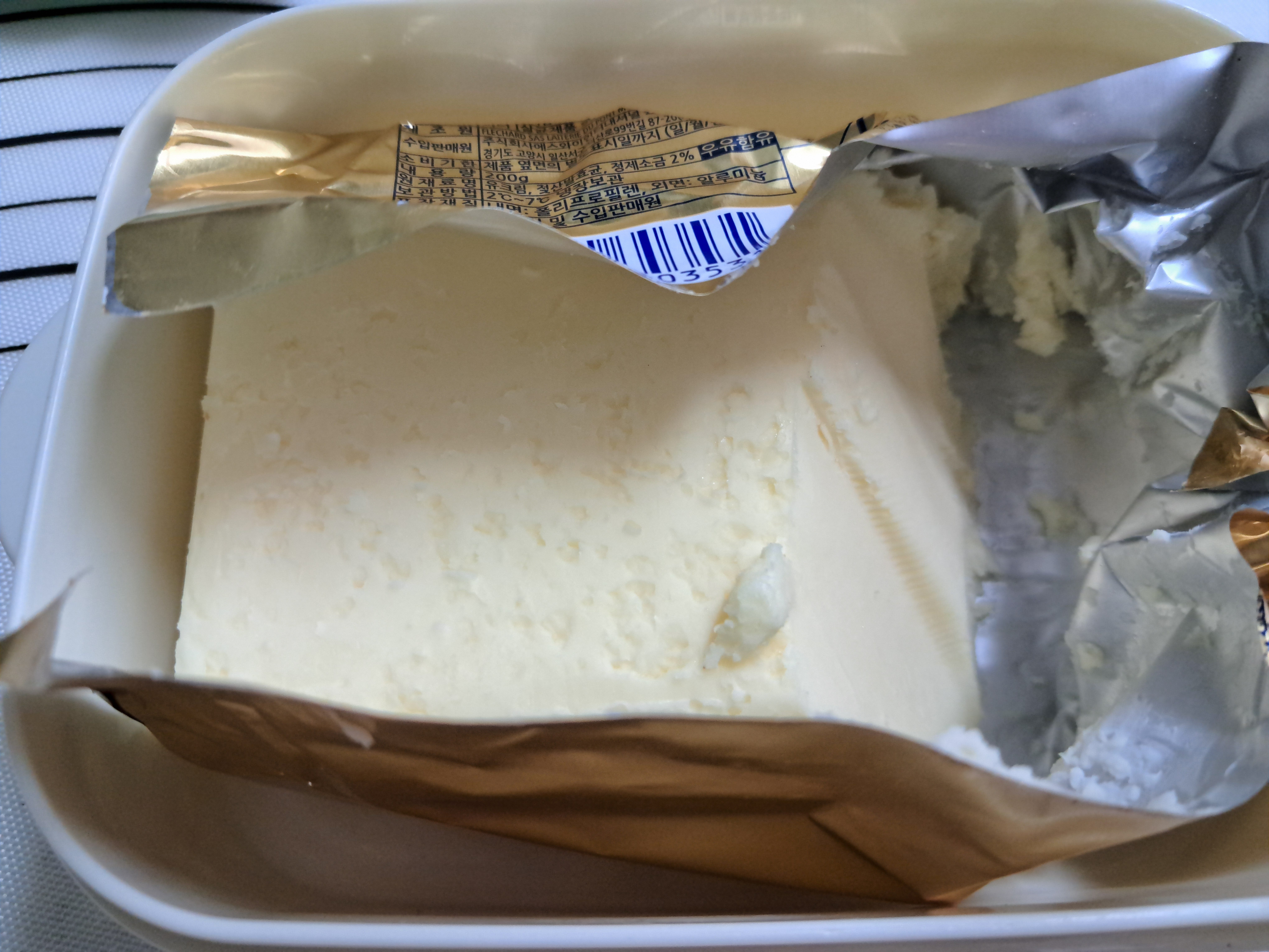 포장을 열자마자 은은한 미색과 단단한 질감이 눈에 들어왔어요.