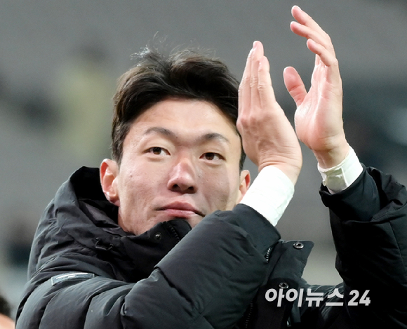25일 오후 서울월드컵경기장에서 하나원큐 K리그1 2023시즌 개막전 FC서울 대 인천유나이티드 FC의 경기가 펼쳐졌다. 2-1로 서울이 승리한 가운데 황의조가 팬들에게 인사하고 있다. [사진=정소희 기자]