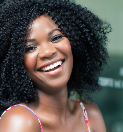 미소 지으면 얼굴 근육의 움직임이 세로토닌 분비에 긍정적인 영향을 미칠 수 있다