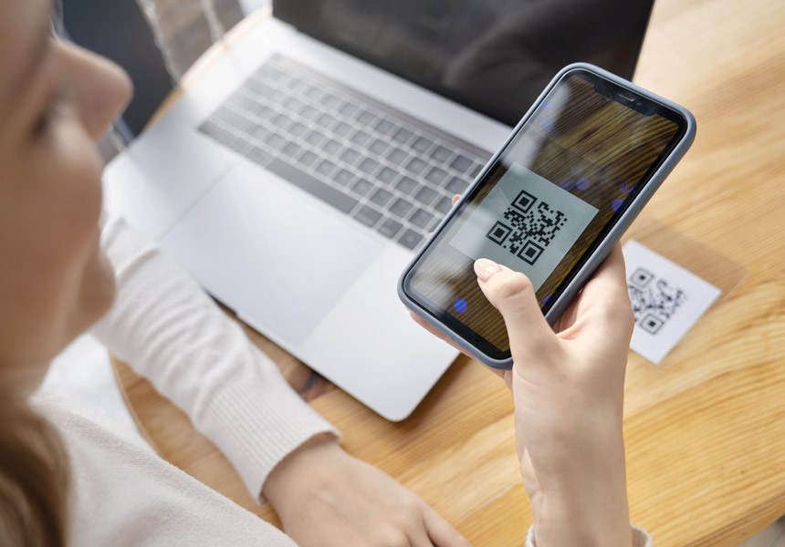 스마트폰으로 QR코드를 보여주며 레스토랑에서 모바일 결제하는 모습