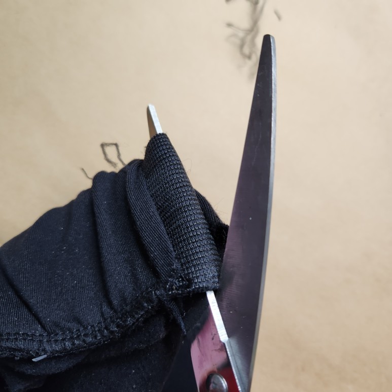 허리 밴드 자르는 모습