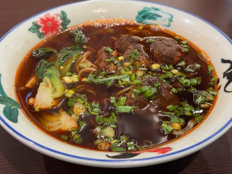 벽돌해피푸드 우육탕면 가까이 찍은 사진