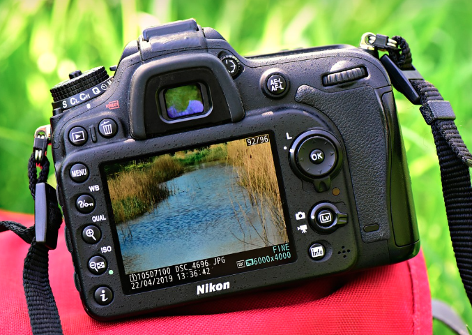 소니 ZV-E10 vs 캐논 M50 Mark II, 브이로그 입문자는 뭘 사야 할까?