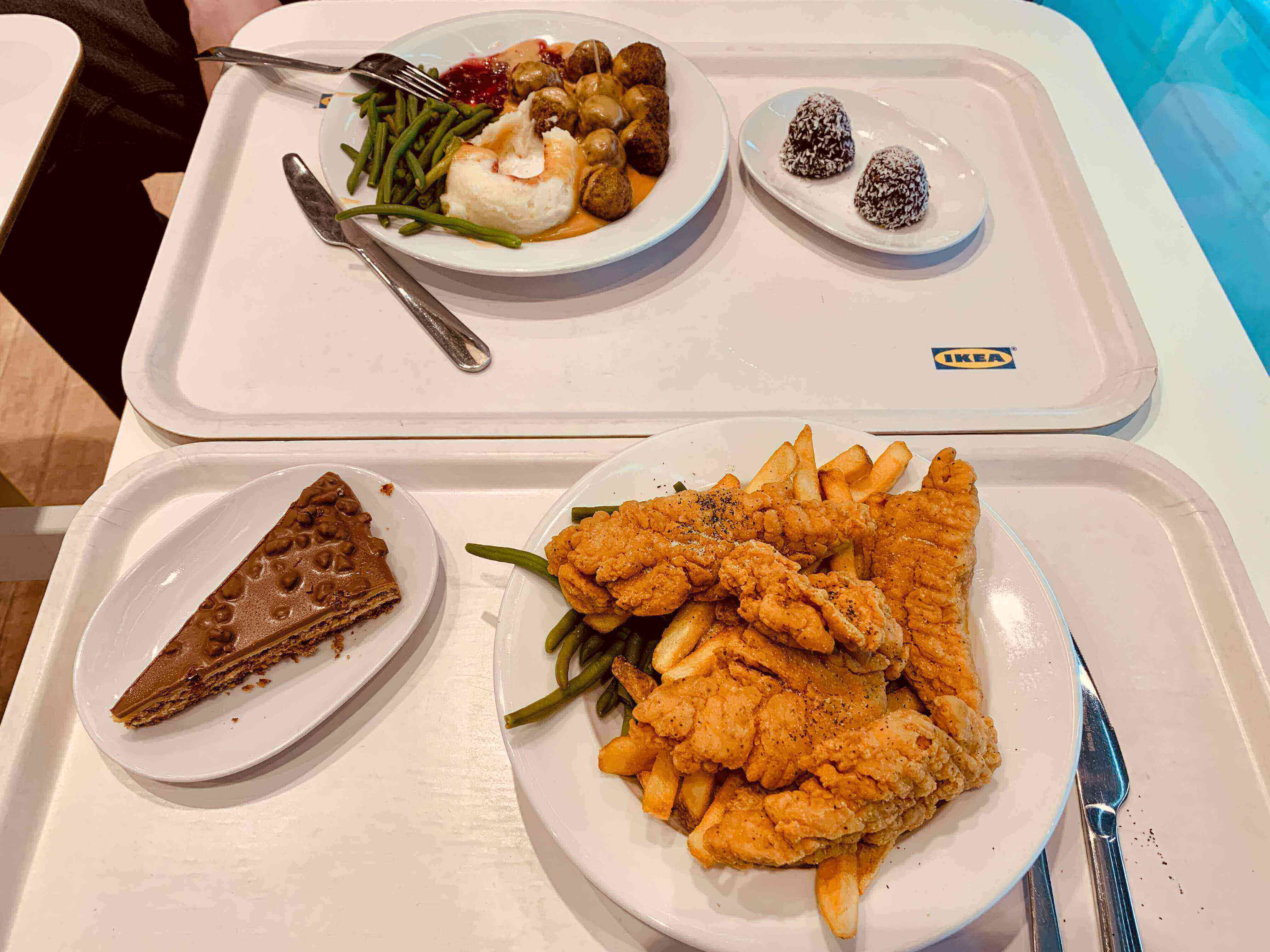 노란-치킨텐더와-프라이-초코케익-미트볼이-접시에-담긴-모습