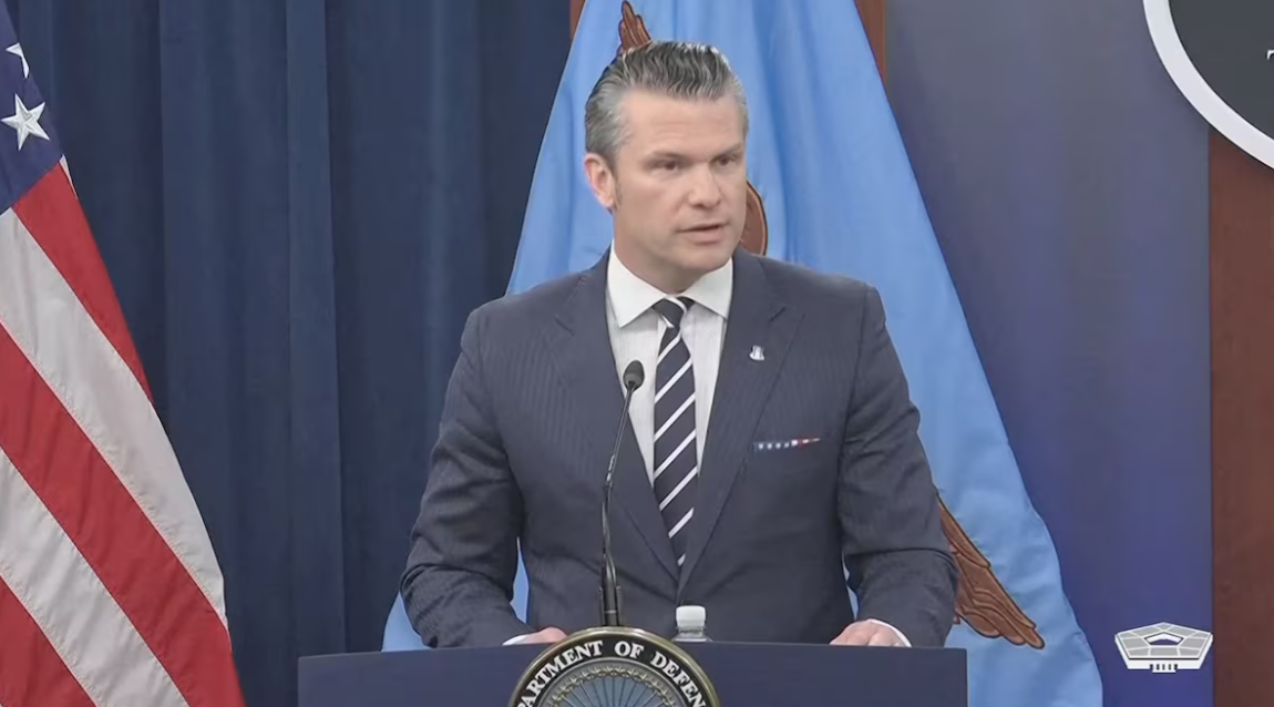 피트 헤그세스 미국 국방장관이 2025년 6월 22일 미국 버지니아주 알링턴에서 이스라엘-이란 분쟁 당시 이란 핵 시설을 공습한 후 펜타곤에서 브리핑을 하고 있다.