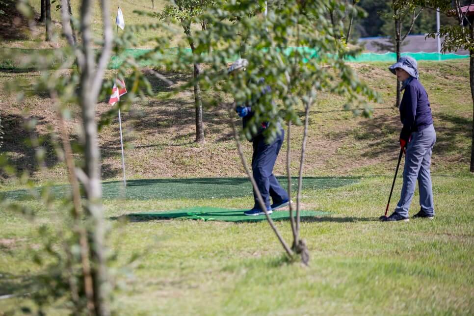 양주 나리공원 파크골프장에서 라운딩 중인 시민들