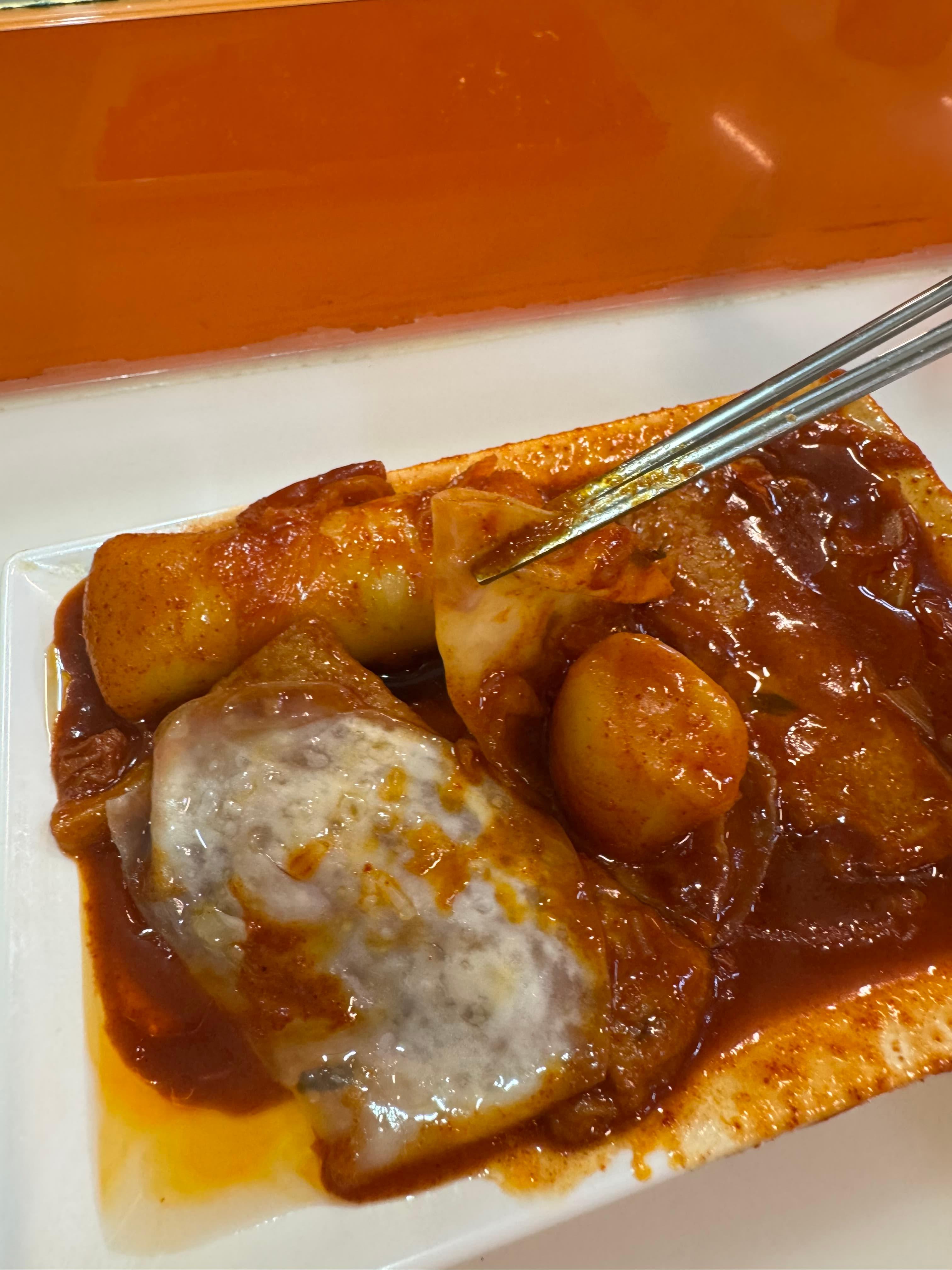 떡을-납작만두에-싸서-먹는게-제일-맛있습니다