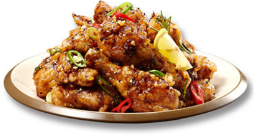 고추와 깨가 잔뜩 토핑되어있는 치킨