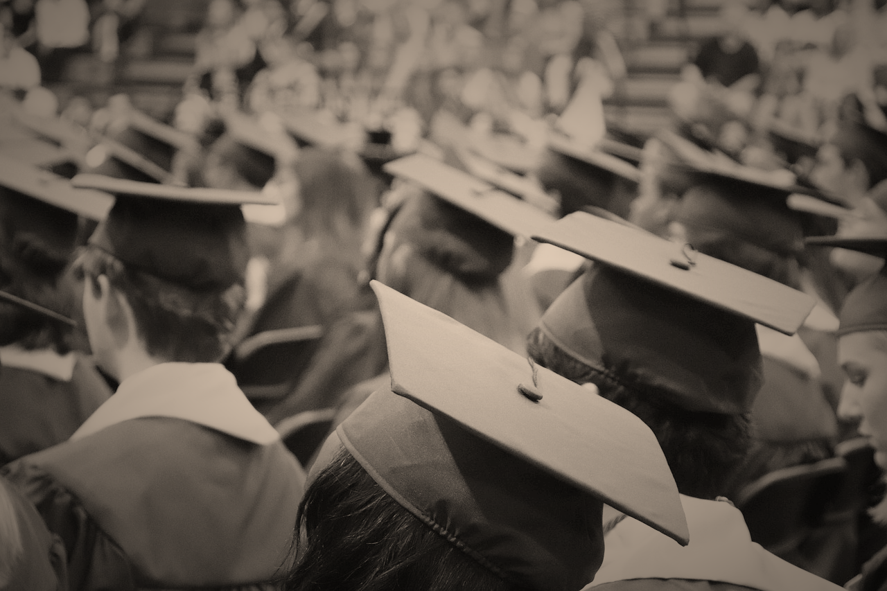 졸업 학사모 쓴 흑백 사진