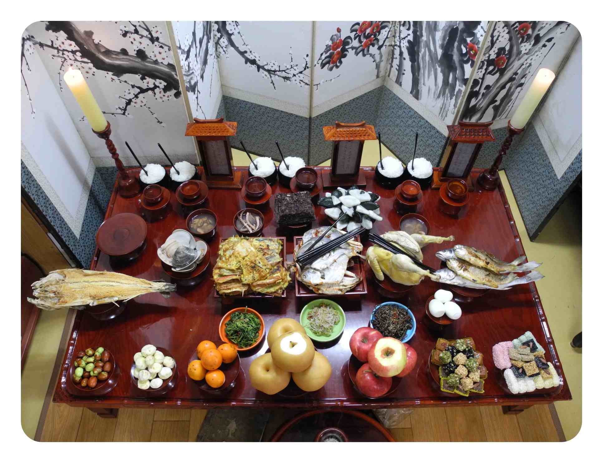 탕국과 반찬이 놓인 제사상 사진
