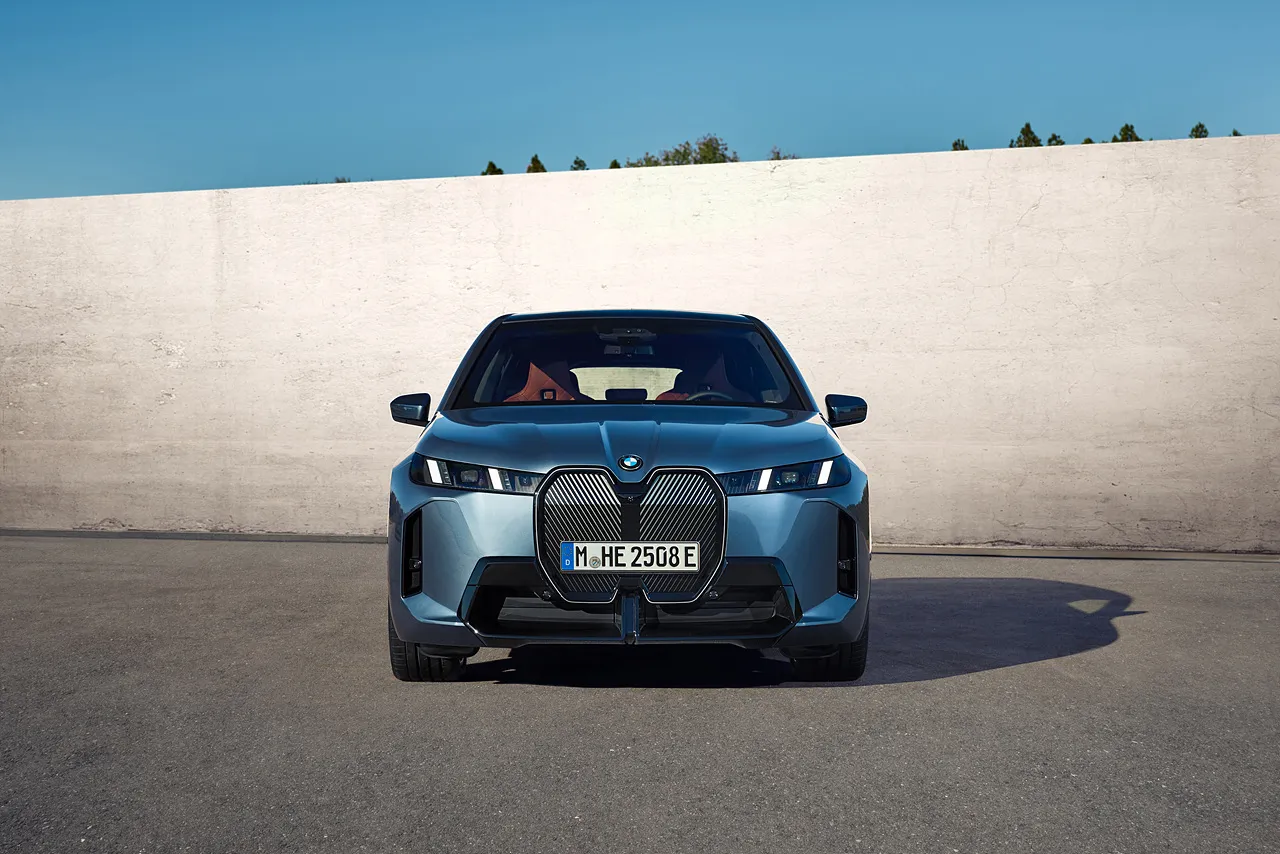 BMW iX 자동차 이미지